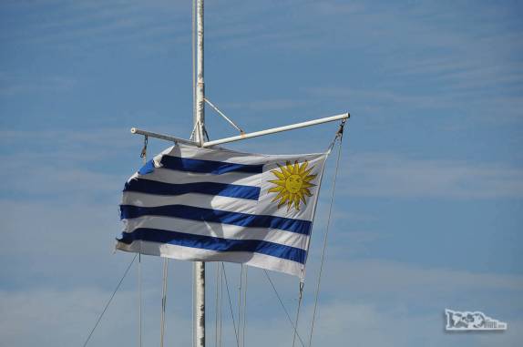 A bandeira uruguaia tremula em mastro na praia de Pocitos, em Montevideo, no Uruguai